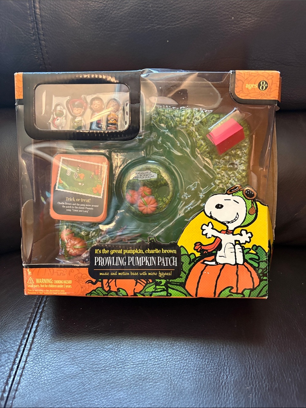 Peanuts Halloween 2008 Prowling Pumpkin Patch Playset Music & Motion Base